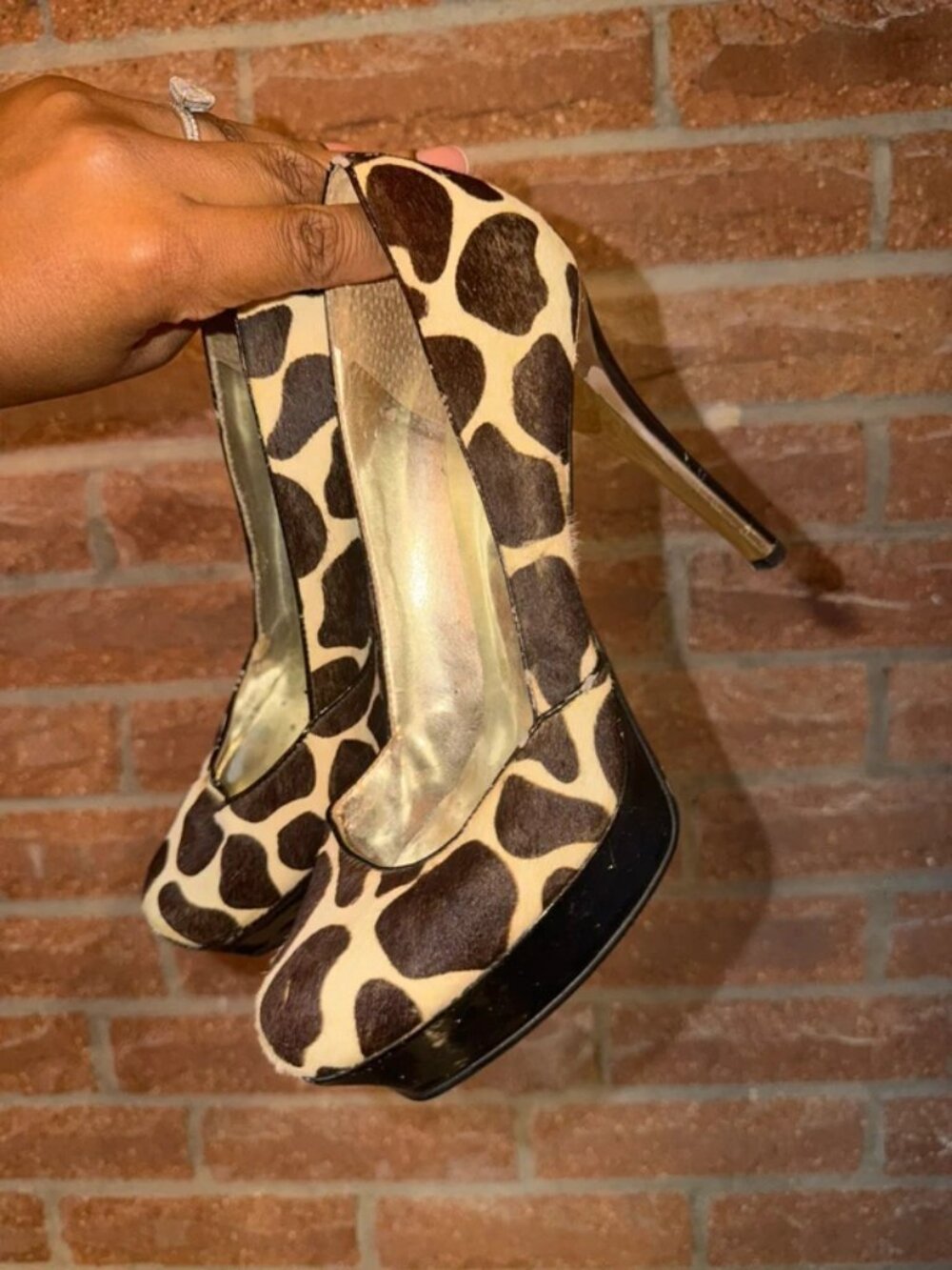 Guess pumps